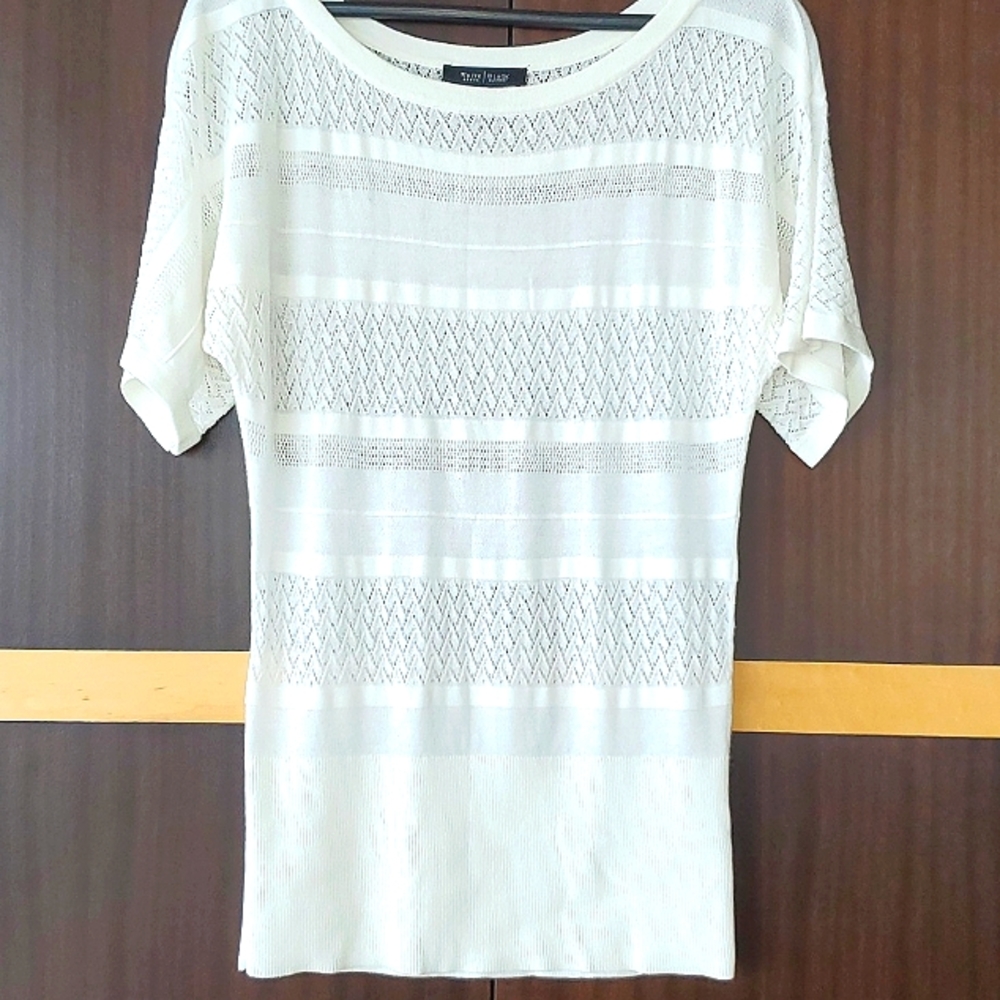White house  black market white knitted top, size Small ( can fit M- L)